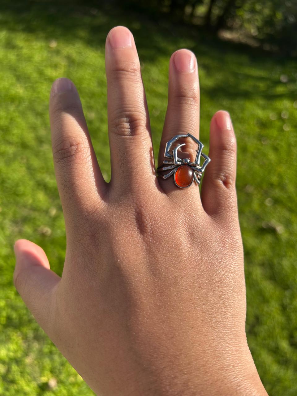 Anillo Ara&ntilde;a KLORE con &aacute;gata roja natural puesto en la mano